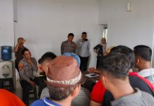 Gelar Aksi Damai, Warga Perumahan Cluster Elaeis Tagih Janji Developer Penuhi PAM dan Bronjong FOTO: Ratusan warga Perusahaan Kota Mandiri Bekala (BKB) Cluster Elaeis Desa Simalingkar A, Kecamatan Pancur Batu, Kabupaten Deli Serdang menggelar aksi damai di kantor Developer PT. Propernas Nusa Dua, Jumat (14/3/2025)