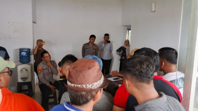 IMG-20250314-WA0327 FOTO: Ratusan warga Perusahaan Kota Mandiri Bekala (BKB) Cluster Elaeis Desa Simalingkar A, Kecamatan Pancur Batu, Kabupaten Deli Serdang menggelar aksi damai di kantor Developer PT. Propernas Nusa Dua, Jumat (14/3/2025)