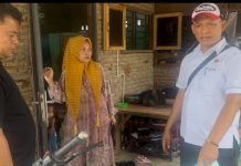 Endang Gustina: Saya Hanya Jualan Baju, Menghidupi Banyak Anak dengan Cara yang Halal FOTO: Aparat kepolisian saat mendatangi usaha Endang Gustina