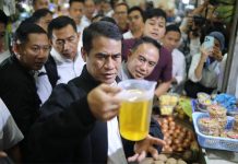 Usai Disidak Mentan, Mendag Bilang Minyakita Bukan Bersubsidi FOTO: Menteri Pertanian Andi Amran Sulaiman melakukan inspeksi mendadak (sidak) di Pasar Gede Hardjonahoro, Solo, Selasa, 11 Maret 2025. Ia menemukan masih ada MinyaKita dijual tak sesuai takaran. (Dok. Humas Kementerian Pertanian)