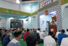 Taufan Pawe Safari Ramada Bersama Jamaah Masjid Al-Hijrah Perumnas FOTO: Taufan Pawe melaksanakan Safari Ramadan di Masjid Al-Hijrah Perumahan Nasional Blok E, Kelurahan Lompoe, Kecamatan Bacukiki Kota Parepare, Jumat Malam 14 Maret 2025.