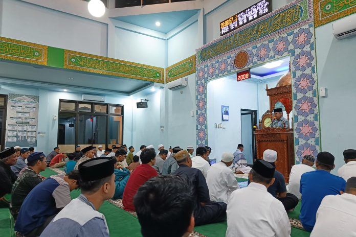 FOTO: Taufan Pawe melaksanakan Safari Ramadan di Masjid Al-Hijrah Perumahan Nasional Blok E, Kelurahan Lompoe, Kecamatan Bacukiki Kota Parepare, Jumat Malam 14 Maret 2025.