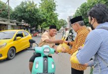 Taufan Pawe Bersama Golkar Parepare Berbagi Takjil FOTO: Pengurus Golkar Kota Parepare yang dipimpin Ketua DPD II Partai Golkar Kota Parepare, Erna Rasyid Taufan, bersama dengan Ketua DPD I Partai Golkar Sulawesi Selatan, Taufan Pawe, menggelar berbagi Takjil bersama sejumlah pengguna jalan.