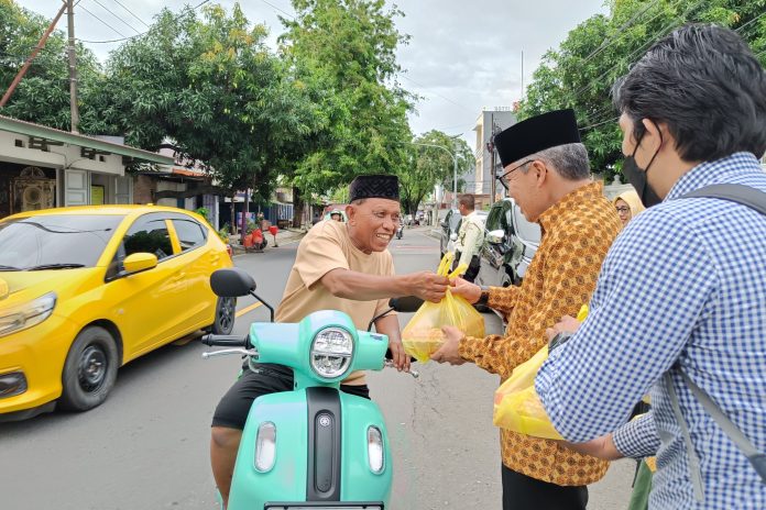 FOTO: Pengurus Golkar Kota Parepare yang dipimpin Ketua DPD II Partai Golkar Kota Parepare, Erna Rasyid Taufan, bersama dengan Ketua DPD I Partai Golkar Sulawesi Selatan, Taufan Pawe, menggelar berbagi Takjil bersama sejumlah pengguna jalan.