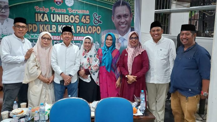 FOTO: Pengurus IKA Unibos 45 dan KKLR Kota Palopo usai menggelar buka puasa bersama di kediaman Ir. Haji Jamaluddin Nawir, MM. Minggu (16/3/2025)