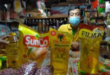 Bukan di Pulau Jawa, Konsumsi Minyak Goreng Tertinggi Justru di Pedalaman Papua FOTO: Pedagang minyak goreng di pasar tradisional. Dok: ist