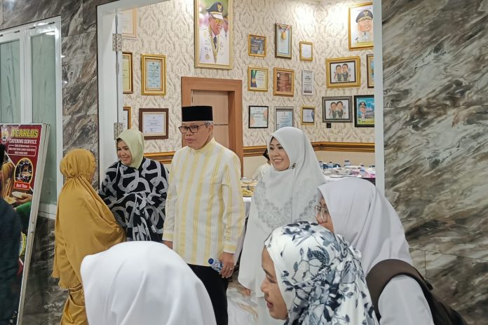 FOTO: Anggota Komisi II Dewan Perwakilan Rakyat Republik Indonesia (DPR RI) Fraksi Partai Golkar, menggelar buka puasa bersama masyarakat Kota Parepare, yang digelar di kediamannya di jalan Bau Massepe, Kelurahan Cappa Galung, Kecamatan Bacukiki Barat Kota Parepare, Minggu 16 Maret 2025.