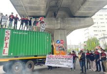 GAM RUU TNI Terkesan Tergesa-gesa, Respek: Ancam Demokrasi FOTO: GAM menggelar aksi di pertigaan Jl. A.P Pettarani dan Hertasning, Kota Makassar, Sulawesi Selatan (17/03/2025).