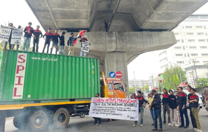 FOTO: GAM menggelar aksi di pertigaan Jl. A.P Pettarani dan Hertasning, Kota Makassar, Sulawesi Selatan (17/03/2025).