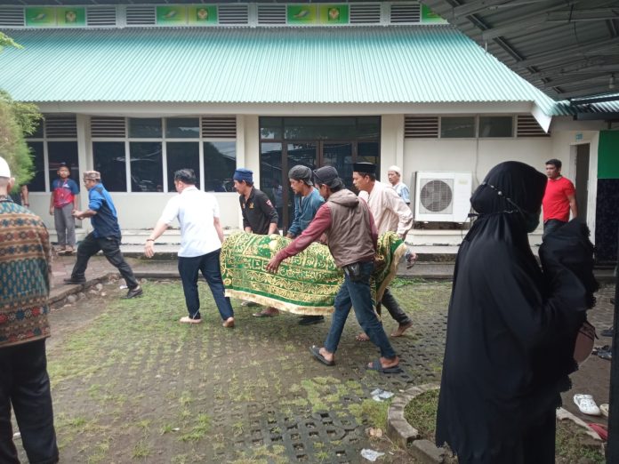 FOTO: Jenazah Randhi Prima Razaqi (37) saat akan dimakamkan di Pekuburan Islam Panaikang, Makassar, Senin (17/3)