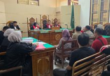 Permintaan Autopsi Saksi Ditolak Terdakwa FOTO: Suasana sidang kasus dugaan pembunuhan Rusman Maralen Situngkir oleh istrinya yang juga seorang dosen di Pengadilan Negeri Medan. Senin (17/3).