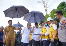 Tinjau Perbaikan Ruas Jalan Nasional Batu Jomba, Bobby Nasution Minta Jalur Aman Dilalui Pemudik FOTO: Gubernur Sumatera Utara (Sumut) Bobby Nasution meninjau kondisi jalan nasional Batu Jomba di Kabupaten Tapanuli Selatan (Tapsel), Senin (17/03/2025) siang.