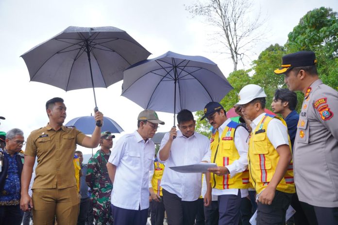 FOTO: Gubernur Sumatera Utara (Sumut) Bobby Nasution meninjau kondisi jalan nasional Batu Jomba di Kabupaten Tapanuli Selatan (Tapsel), Senin (17/03/2025) siang.