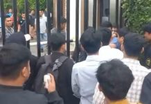 HIPMASU Geruduk Disdikbud Kota Medan, Nyaris Bentrok, ini Masalahnya FOTO: Aksi unjuk rasa Massa Himpunan Pemuda dan Mahasiswa Sumatera Utara (HIPMASU) berujung ricuh dengan oknum petugas di dinas pendidikan dan kebudayaan kota Medan. Selasa (18/3).