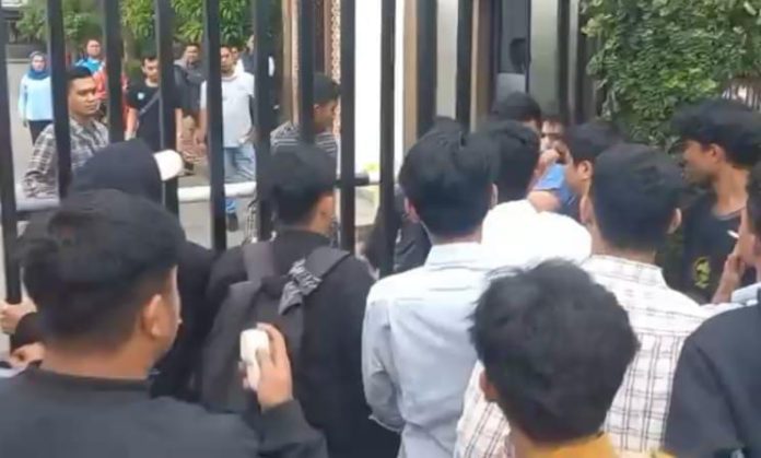 IMG-20250319-WA0033 FOTO: Aksi unjuk rasa Massa Himpunan Pemuda dan Mahasiswa Sumatera Utara (HIPMASU) berujung ricuh dengan oknum petugas di dinas pendidikan dan kebudayaan kota Medan. Selasa (18/3).