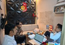 Dana Hibah untuk Gereja Disunat, Politisi NasDem Diperiksa Penyidik, LKKN Desak Periksa Pendeta FOTO: Politisi NasDem MD (Tengah) baju hitam kacamata saat bersama 2 anggota Polri dari satuan kriminal khusus Polda Sulsel.