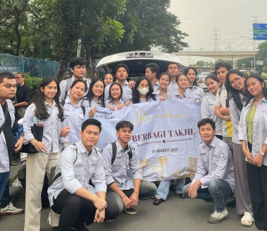 Jelang Berbuka Puasa, Persemu Fakultas Hukum UKI Bagi-bagi Takjil