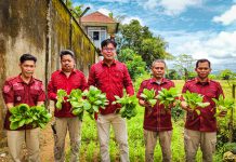 Rutan Barru Kembali Panen, Dukung Program Akselerasi Menteri Imigrasi dan Pemasyarakatan FOTO: Karutan Barru, Amsar bersama pejabat Rutan melakukan panen hasil ketahanan pangan sebagai bagian dari upaya menciptakan kemandirian serta pemberdayaan warga binaan. Kamis, (20/03).