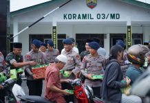Selama Bulan Ramadhan, Sat Brimob Poldasu Aktif Melaksanakan Kegiatan Sosial FOTO: Personel Satuan Brimob Polda sumatera utara berbagi takjil selama bulan suci ramadhan 1446 hijriah, tahun 2025.
