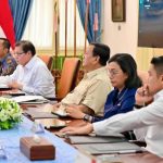 Menkeu Sampaikan 3 Poin Penting Dewan Ekonomi Nasional FOTO: Menteri Keuangan Sri Mulyani Indrawati saat mendampingi Presiden Prabowo Subianto menerima pemaparan Dewan Ekonomi Nasional (DEN) di Istana Merdeka, 19 Maret 2025. (Property: Sri Mulyani)