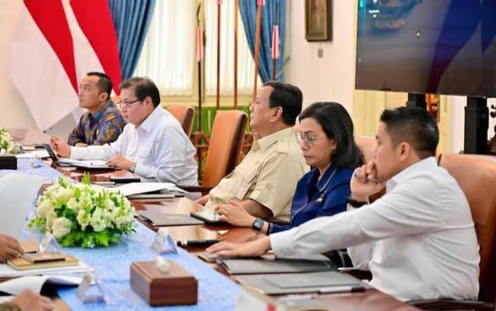 FOTO: Menteri Keuangan Sri Mulyani Indrawati saat mendampingi Presiden Prabowo Subianto menerima pemaparan Dewan Ekonomi Nasional (DEN) di Istana Merdeka, 19 Maret 2025. (Property: Sri Mulyani)