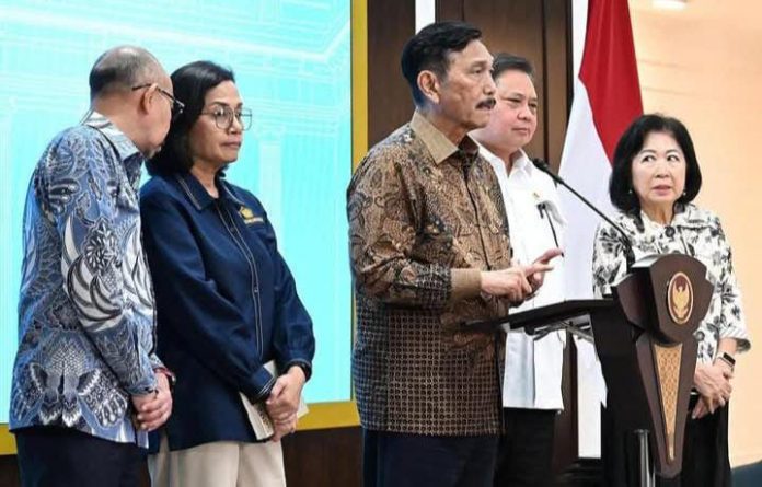 FOTO: Ketua Dewan Ekonomi Nasional (DEN) Luhut Binsar Pandjaitan menyampaikan keterangan pers kepada awak media di Istana Kepresidenan Jakarta pada Rabu 19 Maret 2025. (Foto: BPMI Setpres)