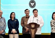 Menko Perekonomian sebut Presiden Perintahkan Fokus pada Penguatan di Sektor Industri Padat Karya FOTO: Airlangga Hartarto, Menteri Koordinator (Menko) Bidang Perekonomian Indonesia saat memberikan keterangan pers di Istana Merdeka, Jakarta, Rabu (19/03/2025). (Foto: BPMI Setpres)