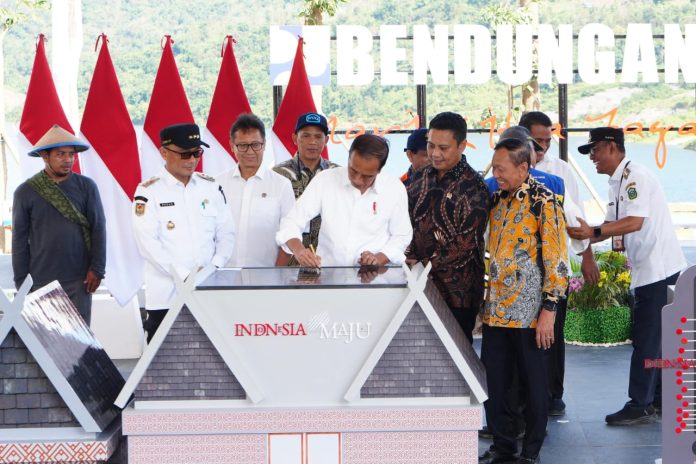 FOTO: Presiden Joko Widodo saat meresmikan bendungan Pammukulu di kabupaten Takalar, Sulawesi Selatan, Jumat 5 Juli 2024