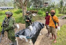 Usai Dibunuh, Kabarnya KKB Bakar 6 Orang Guru Didalam Gedung Sekolah di Yahukimo FOTO: Aparat Satgas Damai Cartenz saat mengevakuasi salah jasad guru korban pembunuhan KKB di Distrik Anggruk, Kabupaten Yahukimo, Provinsi Pengunungan Papua. (Istimewa)