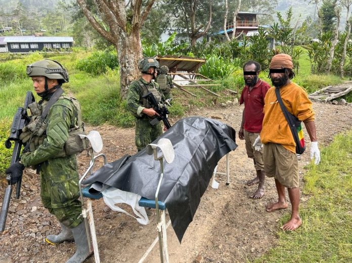 FOTO: Aparat Satgas Damai Cartenz saat mengevakuasi salah jasad guru korban pembunuhan KKB di Distrik Anggruk, Kabupaten Yahukimo, Provinsi Pengunungan Papua. (Istimewa)