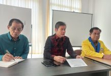 Dugaan Penggelapan Uang YPTAJM Rp10 M, Hingga Rektor Atma Jaya Makassar Diseret Oknum Pengacara dan Preman FOTO: Dewan Pembina Perguruan Tinggi Yayasan Atma Jaya, Ir Raymond Arfandy (Tengah) bersama Rektor Universitas Atma Jaya Makassar Dr. Wihalminus Sombo Layuk, S.E.,M.Si. memberikan keterangan persnya di gedung rektorat. Senin (24/3)