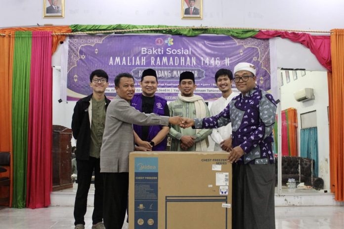 FOTO: Ketua panitia, drg. Budiman Rusdi, M.KM menggelat Bakti Sosial di 20 Panti Asuhan Makassar.