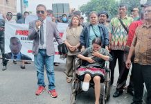 Gunakan Kursi Roda, Korban Dugaan Malpraktek RS Mitra Sejati minta Kapoldasu Tindaklanjuti Laporannya FOTO: Korban dugaan malapraktik, Julita Br Surbakti dan massa Jaringan Pemuda dan Mahasiswa Deliserdang (JPMD) menggelar aksi unjuk rasa di depan Mapoldasu, Senin (24/3).