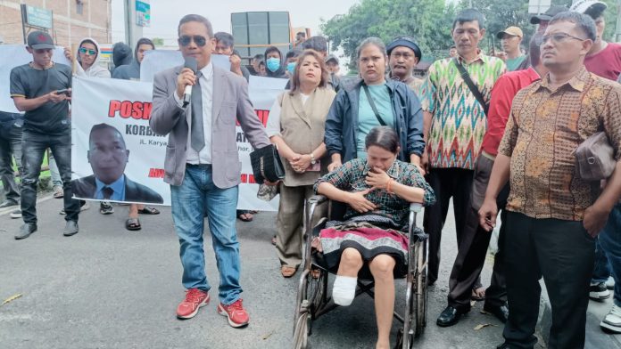 FOTO: Korban dugaan malapraktik, Julita Br Surbakti dan massa Jaringan Pemuda dan Mahasiswa Deliserdang (JPMD) menggelar aksi unjuk rasa di depan Mapoldasu, Senin (24/3).