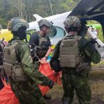 Guru Jadi Korban Kekerasan di Wilayah Konflik ini Kata Aliansi Demokrasi untuk Papua FOTO: Anggota Satgas Koops TNI Habema Kogabwilhan III mengevakuasi jenazah guru korban serangan kelompok Tentara Pembebasan Nasional Papua Barat Organisasi Papua Merdeka (TPNPB OPM) di Distrik Anggruk, Kabupaten Yahukimo, Papua Pegunungan, Minggu (23/03). (ANTARA FOTO/HO-Dispenad)