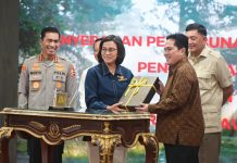 Menkeu Hadiri Penyerahan Kawasan Hutan oleh Satgas PKH FOTO: Menteri Keuangan Sri Mulyani Indrawati, Menteri BUMN Erick Thohir, Menteri Pertahanan Syafri Syamsuddin dan Komjen. Pol Wahyu Hadiningrat, Asisten Utama Bidang Perencanaan dan Anggaran Kapolri saat penyerahan kawasan hutan hasil penguasaan kembali oleh Satuan Tugas Penertiban Kawasan Hutan. (Properti: Sri Mulyani)