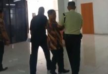 Senat Universitas Atma Jaya Makassar Kutuk Keras Oknum Pengacara Seret Rektor dari Ruang Rapat FOTO: Hasil tangkap layar dari video saat rektor Universitas Atma Jaya Makassar Dr. Wihalminus Sombo Layuk, S.E.,M.Si (Tengah) saat diseret keluar dari ruang rapat gedung rektorat lantai 3. Video direkam rabu 19 Maret 2025 sekitar pukul 10.30 WITA saat digelar rapat senat.