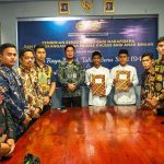 Pemberian Remisi Hari Raya Nyepi dan Idul Fitri di Rutan Kelas IIB Barru FOTO: Kepala Rutan Kelas IIB Barru, Amsar, secara langsung menyerahkan Surat Keputusan Remisi kepada warga binaan penerima. Tahun ini, sebanyak 174 warga binaan.