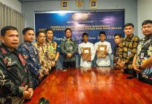 Pemberian Remisi Hari Raya Nyepi dan Idul Fitri di Rutan Kelas IIB Barru FOTO: Kepala Rutan Kelas IIB Barru, Amsar, secara langsung menyerahkan Surat Keputusan Remisi kepada warga binaan penerima. Tahun ini, sebanyak 174 warga binaan.