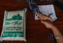 Zakat Diatur di Dalam UU Nomor 23 Tahun 2011 tentang Pengelolaan Zakat FOTO: Panitia Amil Zakat saat menerima zakat fitrah yang diserahkan oleh ummat Islam. (Properti via hukum online)