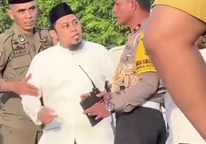 IMG-20250331-WA0401 FOTO: Hasil tangkap layar dari video viral adu jotos jamaah salat IdulFitri di lapangan Karebosi Makassar. Senin (32/3/2025)