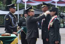 Rapat Pembahasan RUU TNI, Panglima Usulkan Usia 43-44 Sudah Jadi Pati FOTO: Saat Jenderal TNI Dudung Abdurachman, Kepala Staf Angkatan Darat (KSAD) melantik 1.092 Perwira Muda abituren Pendidikan Pembentukan Perwira (Diktukpa) TNI AD. (Dok. Dispenad)
