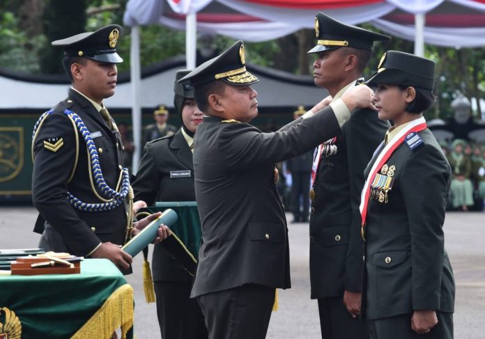 FOTO: Saat Jenderal TNI Dudung Abdurachman, Kepala Staf Angkatan Darat (KSAD) melantik 1.092 Perwira Muda abituren Pendidikan Pembentukan Perwira (Diktukpa) TNI AD. (Dok. Dispenad)