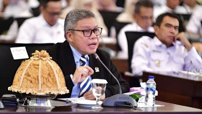 Penerimaan-PPPK-Jadi-Beban-Negara-Taufan-Pawe-Ini-Linear-ke-Daerah FOTO: Taufan Pawe saat menyampaikan pandangannya tentang beban anggaran penerimaan PPPK dalam rapat Komisi II DPR di Gedung DPR, Senayan, Jakarta (12/2/2025). (foto: ideatimes.id di edit melalui canva.com).