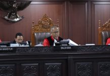MK Tolak Gugatan Seorang ASN Terkait dengan Pengangkatan Pejabat Kepala Daerah Setelah 6 Bulan Menjabat FOTO: Wakil Ketua MK, Saldi Isra didampingi Hakim Konstitusi Ridwan Mansyur dan Hakim Konstitusi Arsul Sani memimpin jalannya persidangan pengujian Undang-Undang Pemilihan Kepala Daerah, di ruang sidang Panel MK, pada Rabu (5/3/2025). Foto: Humas/Panji