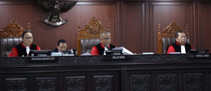 FOTO: Wakil Ketua MK, Saldi Isra didampingi Hakim Konstitusi Ridwan Mansyur dan Hakim Konstitusi Arsul Sani memimpin jalannya persidangan pengujian Undang-Undang Pemilihan Kepala Daerah, di ruang sidang Panel MK, pada Rabu (5/3/2025). Foto: Humas/Panji