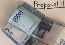Jelang Lebaran Banyak Ormas Minta Bantuan, Pengusaha Menjerit FOTO: Ilustrasi Proposal dan uang pecahan Rp 50.000 (Foto/ilustrasi: Ayatollah Antoni/JPNN)