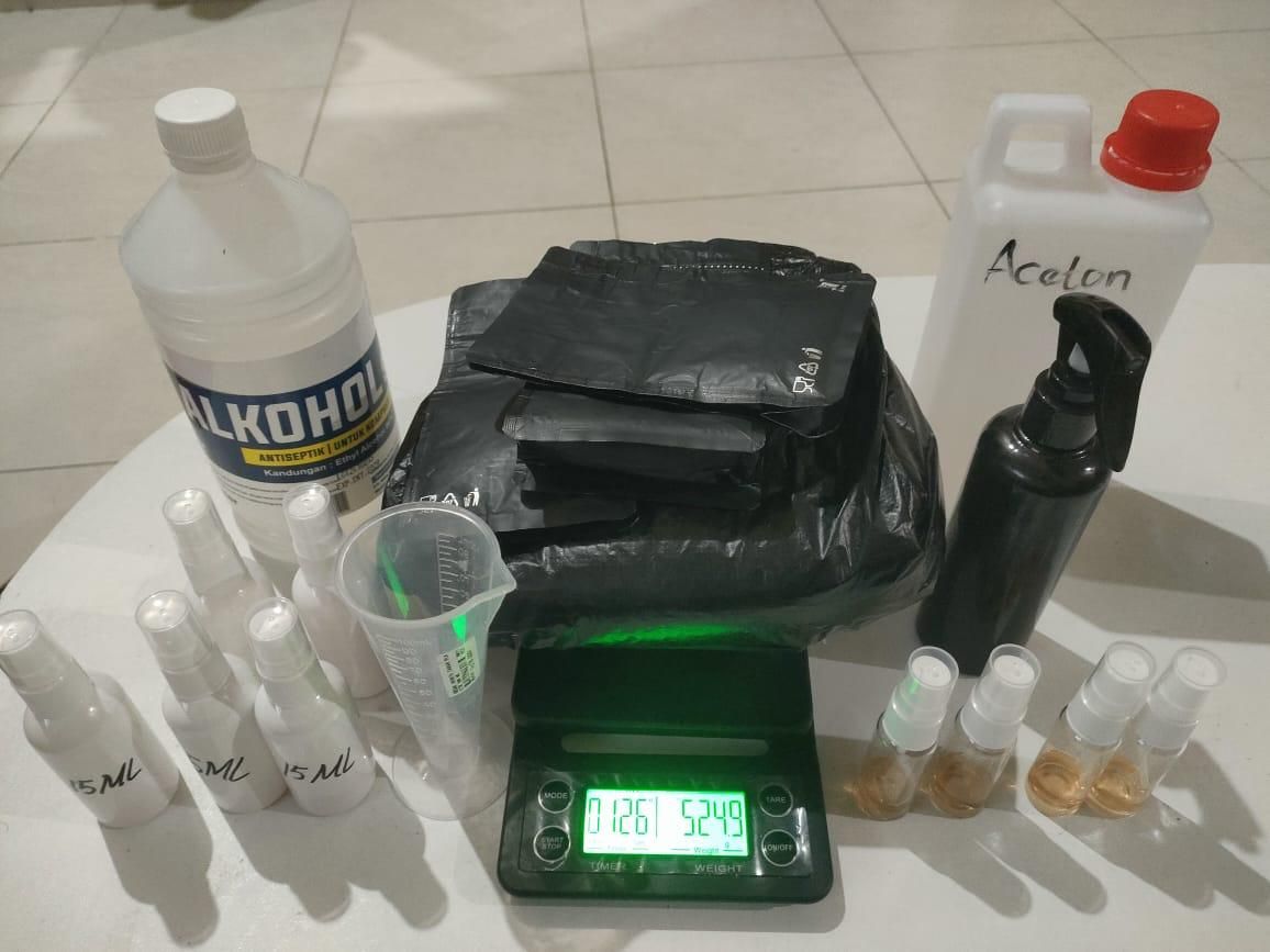 FOTO: Direktorat Reserse Narkoba (Ditresnarkoba) Polda Sulsel juga mengamankan 524 gram tembakau sintetis dan cairan sintetis siap pakai sebanyak 90 mililiter di sebuah rumah kos di Kota Makassar.