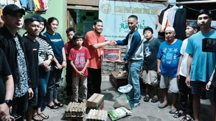 FOTO: Pendiri Adventure Car Community Andi Rahmat Saleh (Andi Emmang) saat memberikan paket ramadhan ke pimpinan Panti asuhan Nurul Amal yang beralamat d BTP Blok L, Tamalanrea, Kota Makassar. Minggu (23/3/2025)