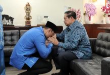 Menko AHY Sungkeman ke SBY di Hari Raya IdulFitri 1446 H FOTO: Menteri Koordinator Bidang Infrastruktur dan Pembangunan Kewilayahan, Agus Harimurti Yudhoyono bersilaturahmi ke kediaman Presiden RI ke 6 Susilo Bambang Yudhoyono (SBY). Senin (31/3). (Properti AHY)
